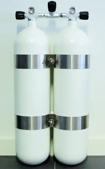ECS - Doppel 7 L /300 bar Stahl TG mit V4TEC Schellen und Absperrbrücke Top-Seller