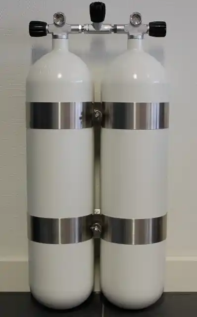 Highlight ECS Doppel 12 L /300 bar Stahl TG weiß mit V4TEC Schellen und Absperrbrücke